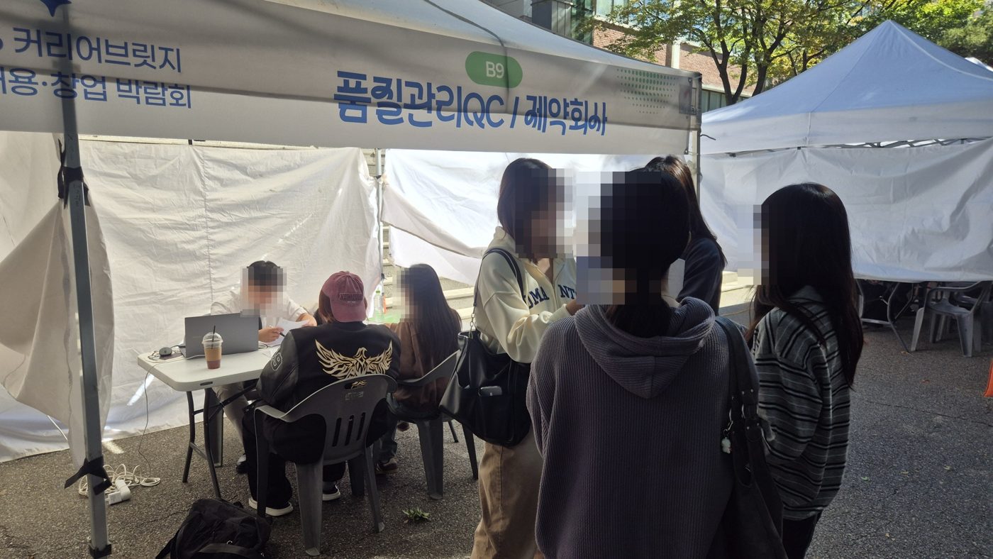 상담을 기다리는 학생들이 줄을 선 B9 부스